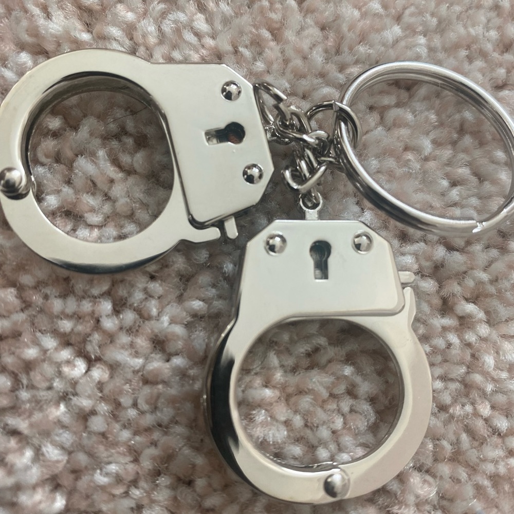Supreme Handcuffs Keychain - Picture 5 of 5